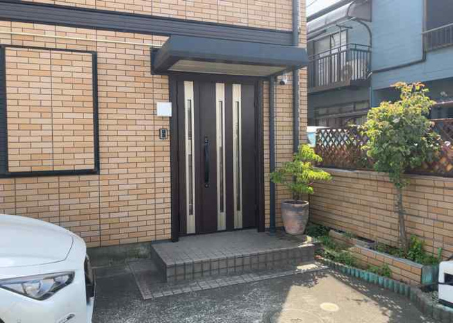 【玄関】 | 玄関は家の顔と言っても過言ではありません。現地を見学する際は玄関の広さや全体のバランスなどを見てみるといいでしょう。一般的なアプローチのしやすさだけではなく、お年寄りにも優しい設計のものだと安心です。