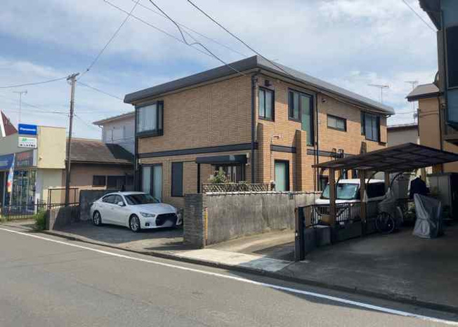 【前面道路含む現地写真】 | 住宅用の土地では前面道路に2m以上接していなければならないと法律で定められています。しかし、お持ちの車のサイズやライフスタイルなどにより、2mでは利便が悪い場合もございますので、事前に確認しましょう。