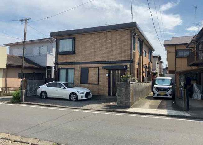 【前面道路含む現地写真】 | 道幅が広い場所は日当たりや風通が良好です。幅が広いのですれ違いも可能ですし大きな車でも駐車可能！一方で、大型車が通ることも多くなるため交通量の増加により騒音に繋がります。また土地の値段が高くなります。