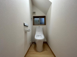 【トイレ】 | 茅ヶ崎市美住町 中古戸建て | 洗浄便座付きトイレ