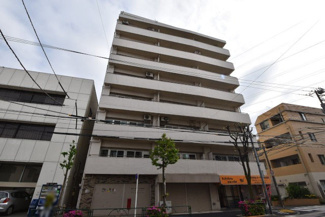 【外観】 | 私たち不動産業スタッフは、よく「いい面構えの建物です」「雰囲気ありますねえ」という言葉を使いますが、当マンションもまさにそのような姿で佇んでいます。～即日のご見学可能～　お問合せはお気軽にどうぞ。
