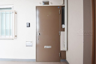 【その他共用部分】 | 皆様をお迎えする、お部屋の玄関ドア。開けやすさや開放角度、ドアノブの操作しやすさや鍵の形状などを、現地で一度ご確認ください。～即日のご見学可能～　お問合せはお気軽にどうぞ。