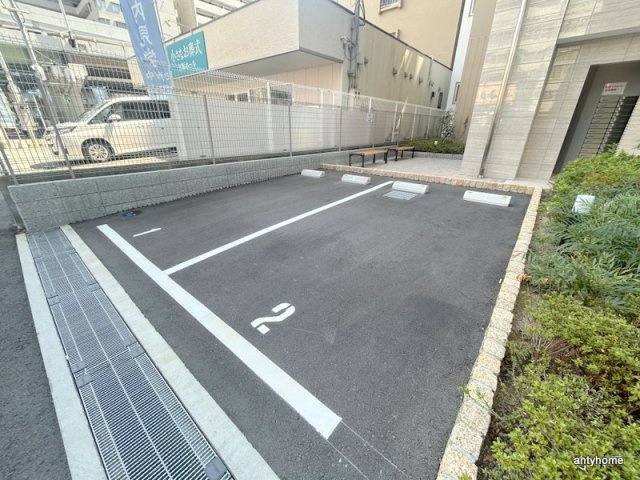 セレニテ江坂グランデ　仲介手数料無料の駐車場