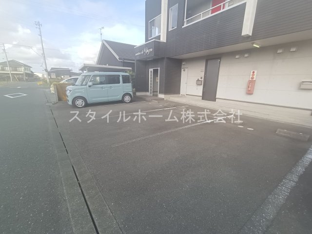 メゾンドユウゼンの駐車場
