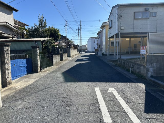 羽生市西2丁目の前面道路含む現地写真
