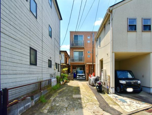 横浜市都筑区佐江戸町の新築一戸建の前面道路含む現地写真|周辺には大型商業施設もあり便利です。
住環境に適している落ち着きのあるエリアです！