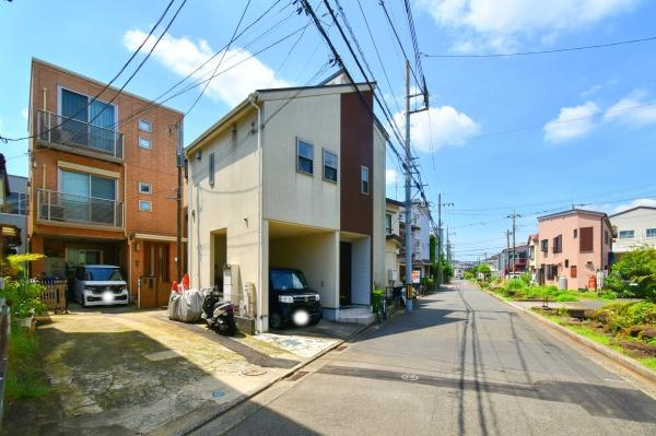 横浜市都筑区佐江戸町の新築一戸建の前面道路含む現地写真|車通りが少ない為、小さなお子様にも安心です。
是非一度、現地へ起こしください。

