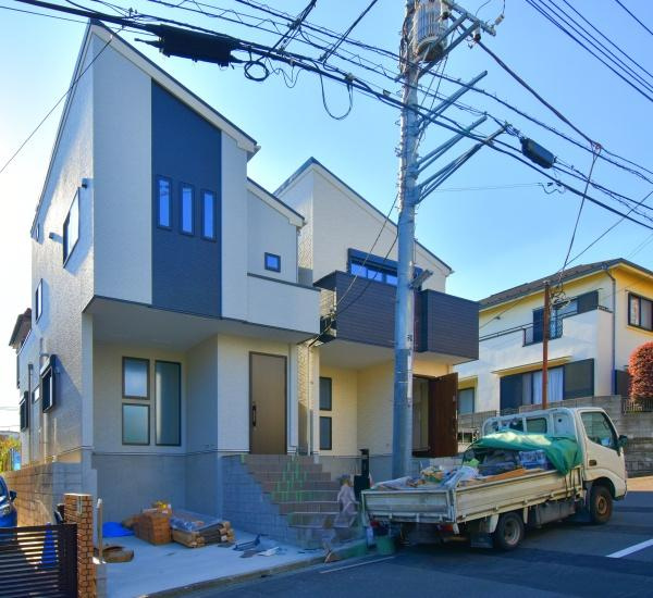 横浜市港南区日野８丁目の新築一戸建の前面道路含む現地写真|前面道路が広いので、安心して駐車可能です！