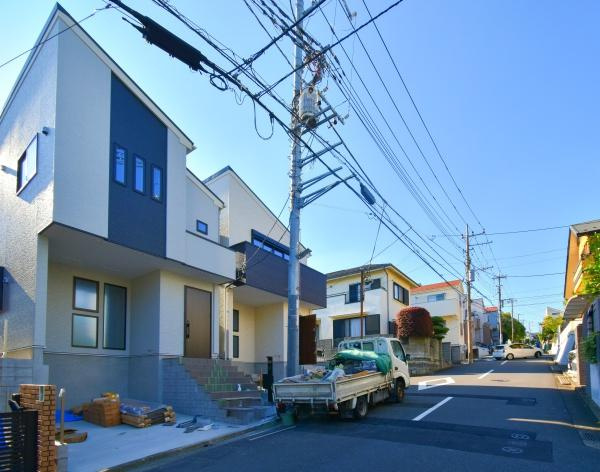 横浜市港南区日野８丁目の新築一戸建の前面道路含む現地写真|現在建築中ですが、住環境を現地にてご確認下さい！
周辺環境も合わせてご案内させて頂きます！