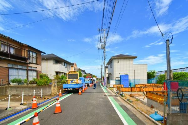 横浜市保土ケ谷区新桜ケ丘２丁目の新築一戸建の前面道路含む現地写真|車通りが少ない為、小さなお子様にも安心です。
是非一度、現地へ起こしください。

