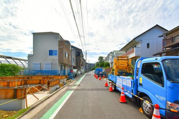横浜市保土ケ谷区新桜ケ丘２丁目の新築一戸建の前面道路含む現地写真|車通りが少ない為、小さなお子様にも安心です。
是非一度、現地へ起こしください。

