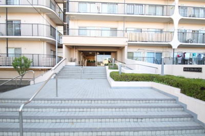 【外観】 | ペット飼育可　海老名スカイハイツ1階　3ＬＤＫリフォーム済みマンション【仲介手数料無料】 | エントランスまでのアプローチ