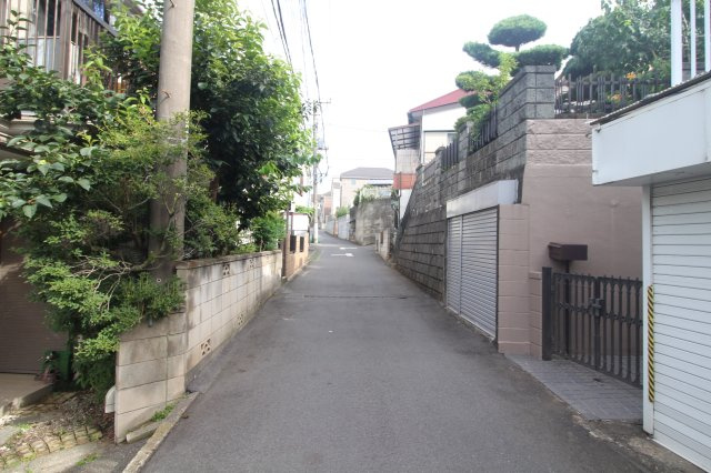 富士見市上沢　建築条件なし売地　「ふじみ野駅」徒歩17分　敷地22坪　【つるせ台小学区】の前面道路含む現地写真