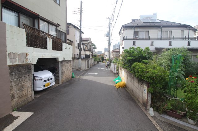 富士見市上沢　建築条件なし売地　「ふじみ野駅」徒歩17分　敷地22坪　【つるせ台小学区】の前面道路含む現地写真