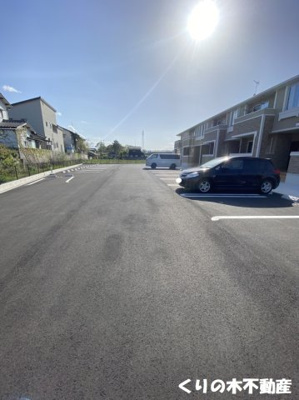 【駐車場】 | グランディール枝堀Ｂ | 車をお持ちの方に嬉しい駐車場付きの物件です