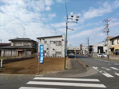【前面道路含む現地写真】 | 伊奈中央４丁目売地（役場前） | 右奥に伊奈町役場が見える立地です！