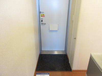 レオパレス塚修の玄関