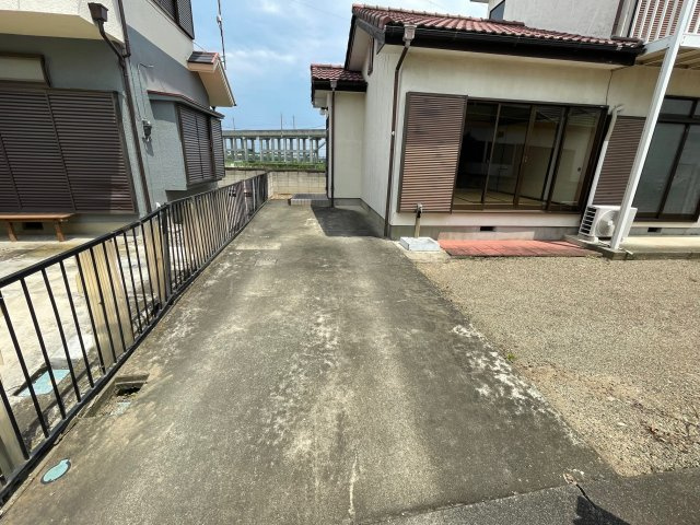 藤岡市下栗須　古家付の駐車場
