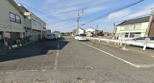 角四駐車場の外観