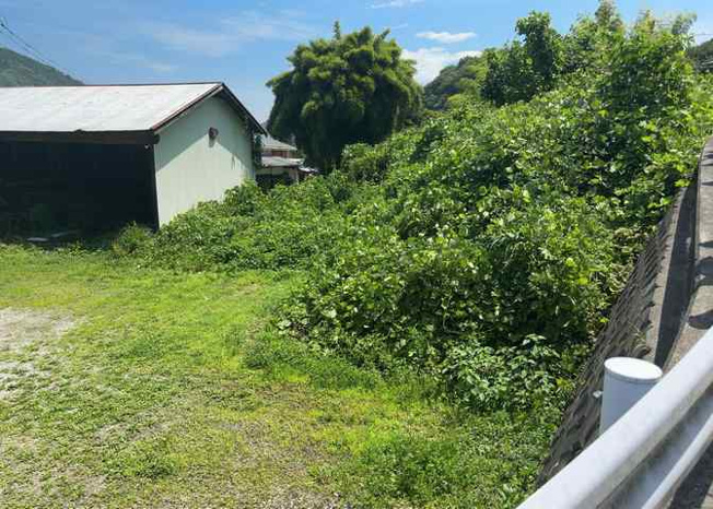 【外観】 | 土地の形が極端に長細かったり、狭小地、あるいは道路との高低差がある傾斜地だった場合、後々売ろうとしても買い手がつかない場合もあります。後々、売却することになった時に価値の下がらない土地を選びましょう。