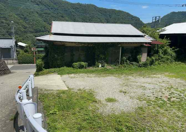 【外観】 | 家を建てる場合、方位は要チェックです。現実的に日当たりのよい家ならばリビングは南側、建築基準法でも北側に当たる家への配慮は求められています。土地を見学に行く際は、方位磁針を持って行くようにしましょう。