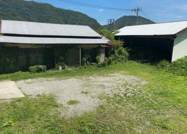 【外観】 | 土地を買う際、住む地域の自治体や福祉の補助制度にも注目してみましょう。子供や老人の医療補助やゴミ出しのルールなど、自治体によってルールに大きな違いがあるため、暮らしやすい土地で判断するとよいでしょう。
