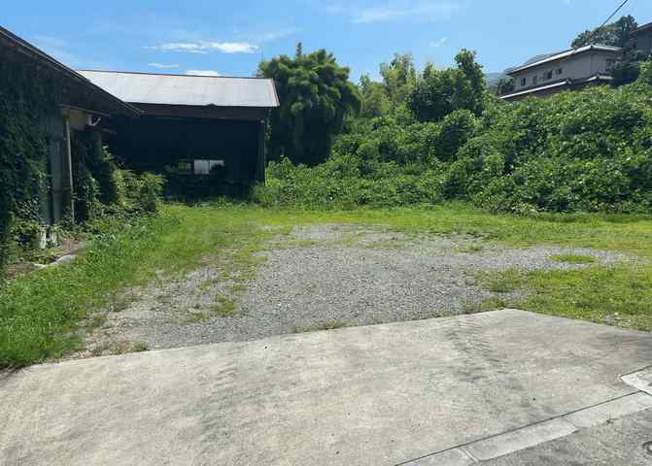 【外観】 | 土地の前の道路に消火栓が設置されていることがあります。この場合、道路交通法第45条第1項により、駐車禁止の場所が指定されています。そのため、車庫などの駐車スペースをつくることができない場合があります。