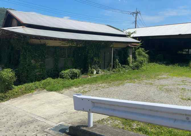 【外観】 | 現地に行くなら、物件の周囲の地形がどうなっているかを見ることも大切です。周辺より低くなっている土地では、大雨などで水が集まりやすいため、地盤が弱くなっているということも考えられるため、注意が必要です。