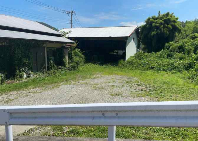 【外観】 | 隣家の土地はどうなっているのか、生活利便施設が近くにあるのか、学校まで近いかなど、お客様のライフスタイルにあわせたイメージが重要です。また、近くにあると困る施設が近くにないかも確認するといいでしょう。