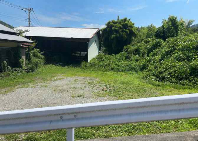 【外観】 | 土地購入を検討されている場合、境界杭がない状態で購入してしまうと境界確定測量をする必要があり、費用がかかります。購入の前に、売主、隣土地所有者立ち合いのもと境界を確定し境界杭を設置するのがベストです。