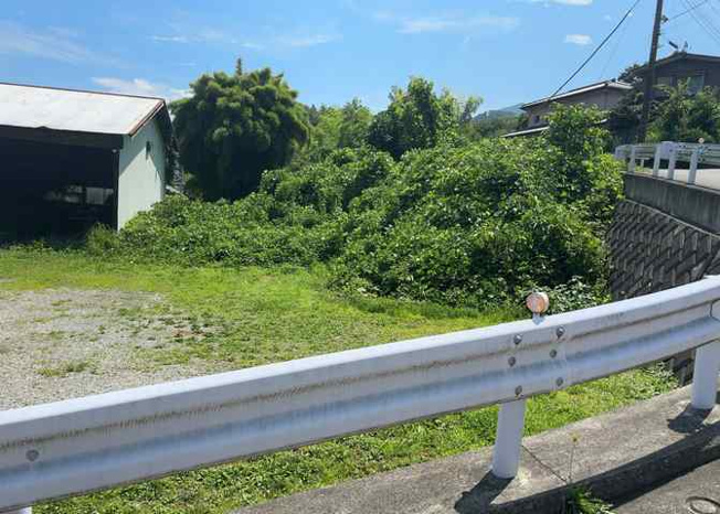 【外観】 | 家を建てる前提で土地を探している場合、地盤の丈夫さは譲れない条件の一つです。地盤が脆弱だと追加工事が必要となります。また、過去に地盤沈下や液状化現象を起こした土地は、できるだけ避けた方がいいでしょう。