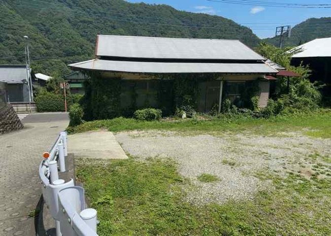 【外観】 | 人が暮らすうえで日光は大切な要素となります。日当たりの良さは譲れないポイントですね。併せて近くに大きな建築物の建築予定がないか、あるいはそれが可能な土地が近くにないか事前に確認することもお勧めします。