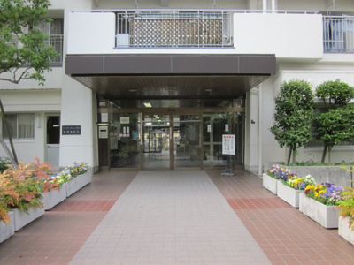 【エントランス】 | リバーサイドほんじょう１号棟 | 小学校まで徒歩10分以内