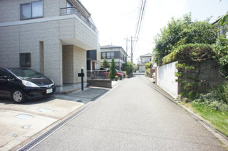 【前面道路含む現地写真】 | 交通量が少なく、とても静かな住環境です。