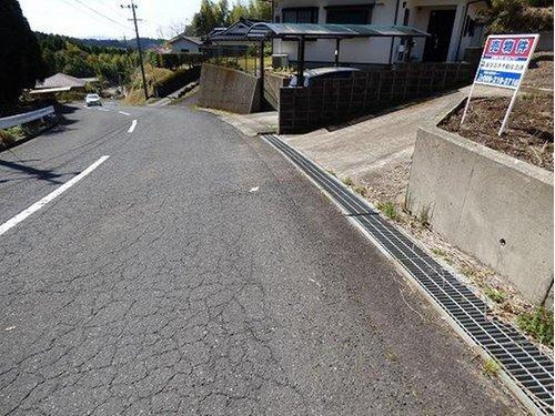 霧島市溝辺町土地の前面道路含む現地写真|前面道路の幅員は約8mあり、広々としています。