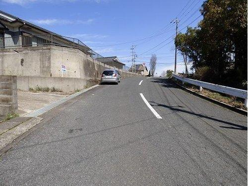 霧島市溝辺町土地の前面道路含む現地写真|前面道路の幅員は約8mあり、広々としています。