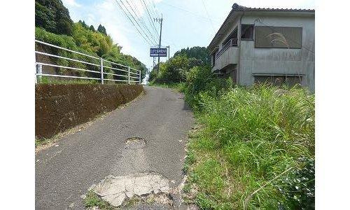 鹿児島市本城土地の前面道路含む現地写真|北側から見た前面道路の様子です