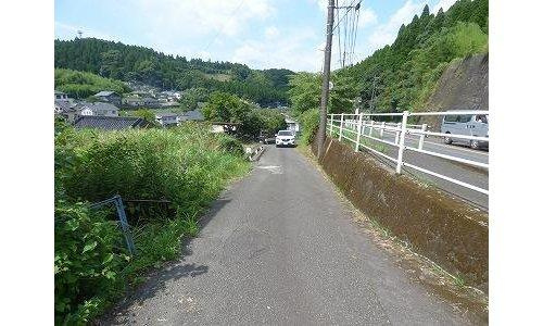 鹿児島市本城土地の前面道路含む現地写真|南側から見た前面道路の様子です
