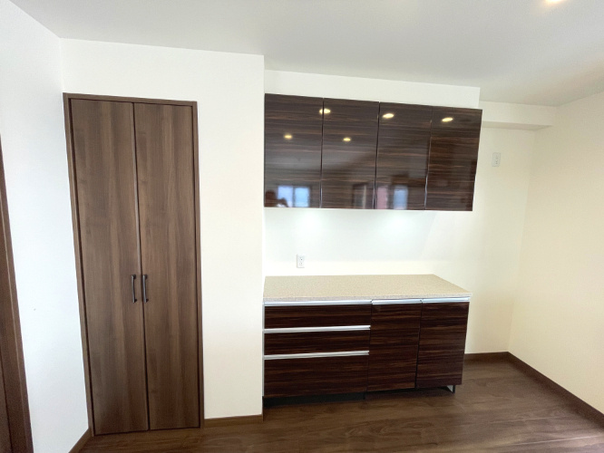 サンパーク国分中央レジデンスのキッチン|キッチン背面収納は造作収納とパントリーもあり、収納力があります。