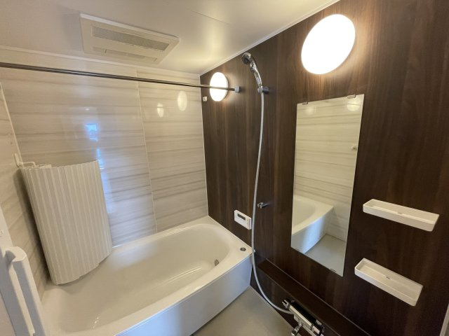 サンパーク国分中央レジデンスの浴室|ブラウンの壁面で落ち着いた雰囲気のバスルームです。