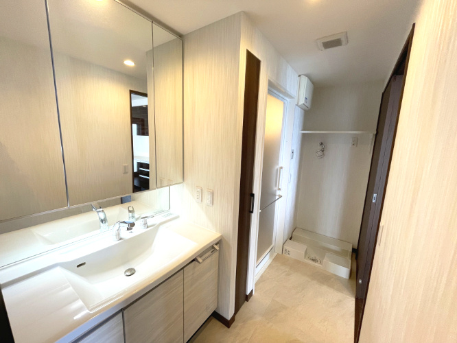 サンパーク国分中央レジデンスの洗面所|キッチンからの家事動線もおすすめのポイントです。