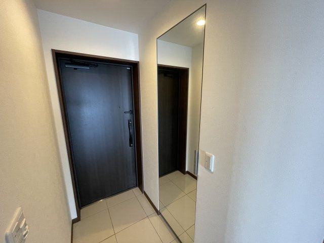 サンパーク国分中央レジデンスの玄関|玄関にはシューズクローゼット（姿見鏡）がございます。