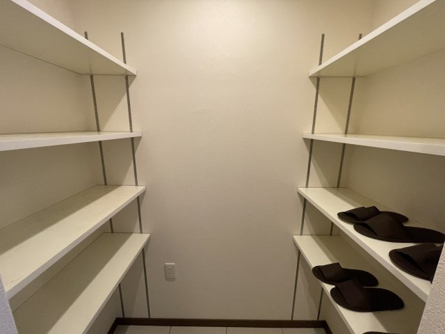 サンパーク国分中央レジデンスの玄関|シューズクロゼットは左右に高さを変更できる棚で収納力があります。