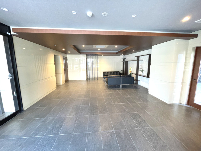 サンパーク国分中央レジデンスのエントランス|エントランス内には待ち合わせスペース、ソファもあります。