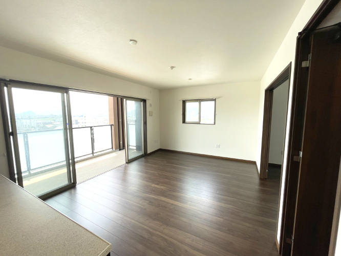 サンパーク国分中央レジデンスの居間・リビング|南向きの明るいリビングで角部屋で2面窓があります。