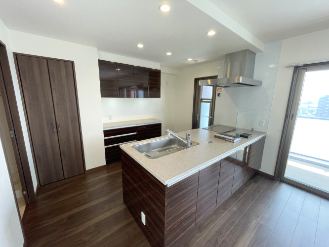 サンパーク国分中央レジデンスのキッチン|キッチンは勝手口、カップボード、カウンター下の収納など充実しています。