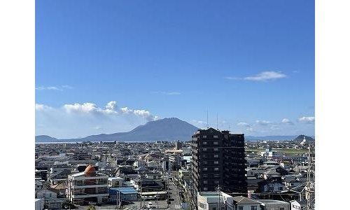 サンパーク国分中央レジデンスの展望|10階のお部屋からの眺望です。桜島を望むことができます。