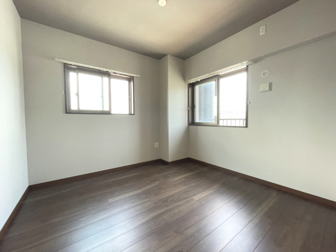 サンパーク国分中央レジデンスの洋室|2面窓がある洋室です。ウォークインクロゼットもございます。