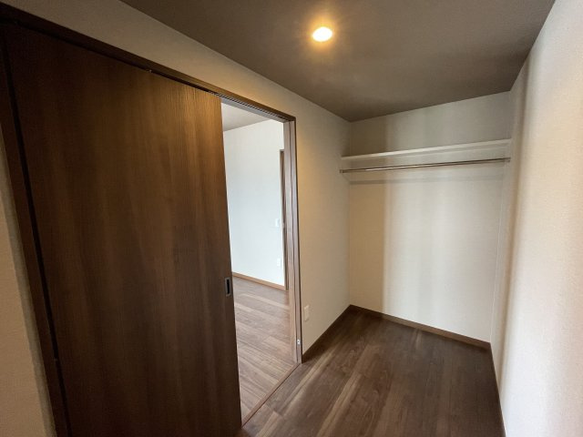 サンパーク国分中央レジデンスの収納|洋室のウォークインクローゼットは奥行き幅もある大型収納です。