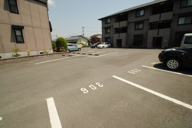 ドミールパーク江崎の駐車場